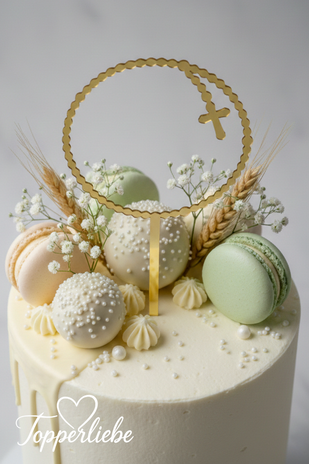 Eleganter Cake Topper Rosenkranz mit Kreuz auf cremefarbener Torte, religiöse Kuchendekoration für Taufe oder Kommunion