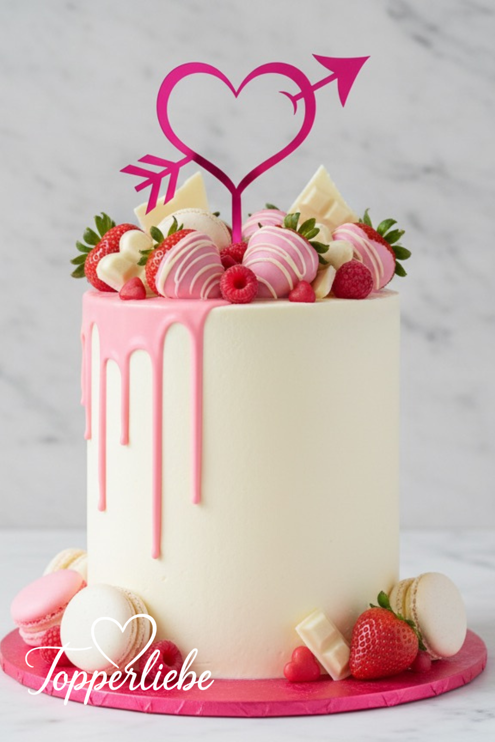Rosa Cake Topper Herz mit Pfeil als Valentinstag Tortendekoration auf moderner Torte