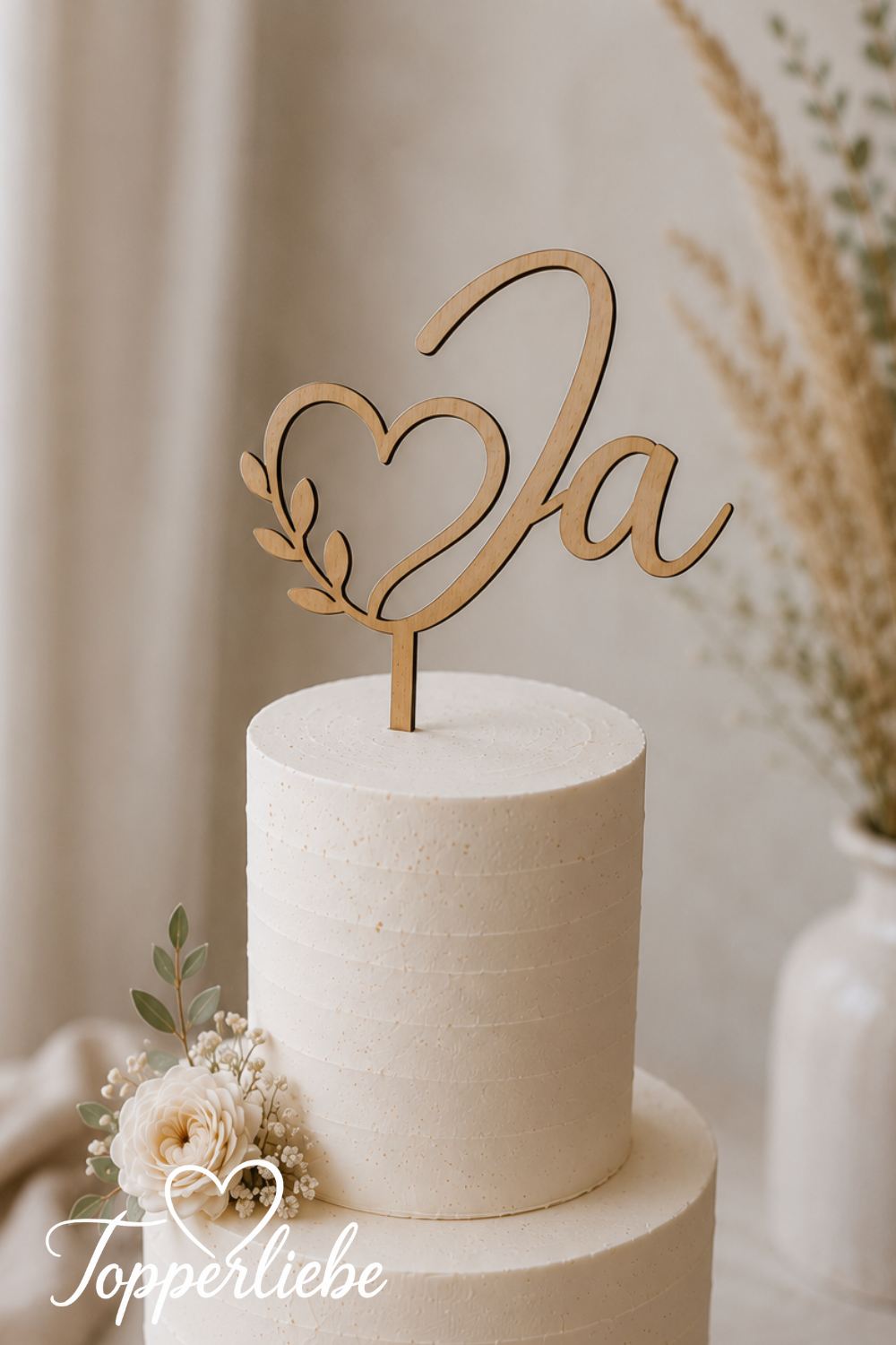 Eleganter Cake Topper Ja mit Herz und Blättern als stilvolle Tortendekoration für die Hochzeit.