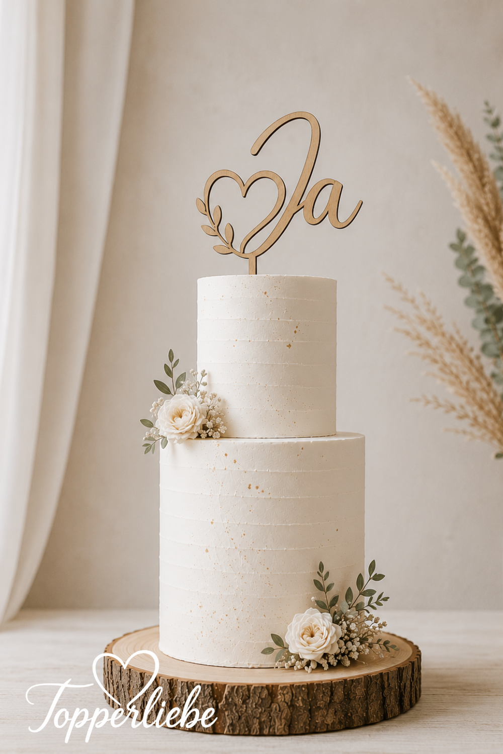 Minimalistischer Cake Topper Ja mit Herz und Blättern auf einer Hochzeitstorte – elegante Tortendekoration für moderne und Boho Hochzeiten.