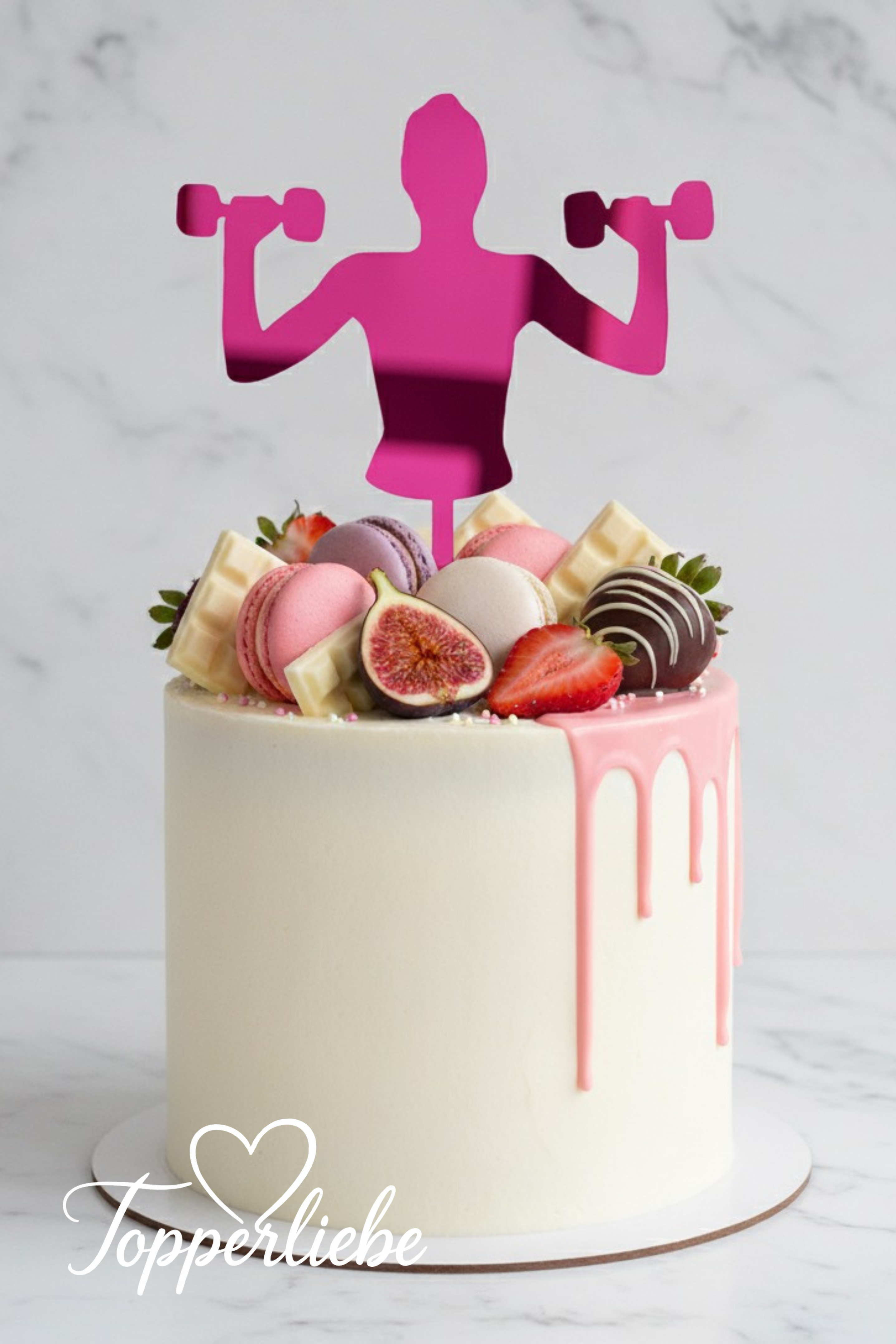 Torten Topper mit Fitnessfrau beim Hanteltraining auf modernem Drip Cake mit Früchten und Makronen – sportliche Tortendeko von Topperliebe