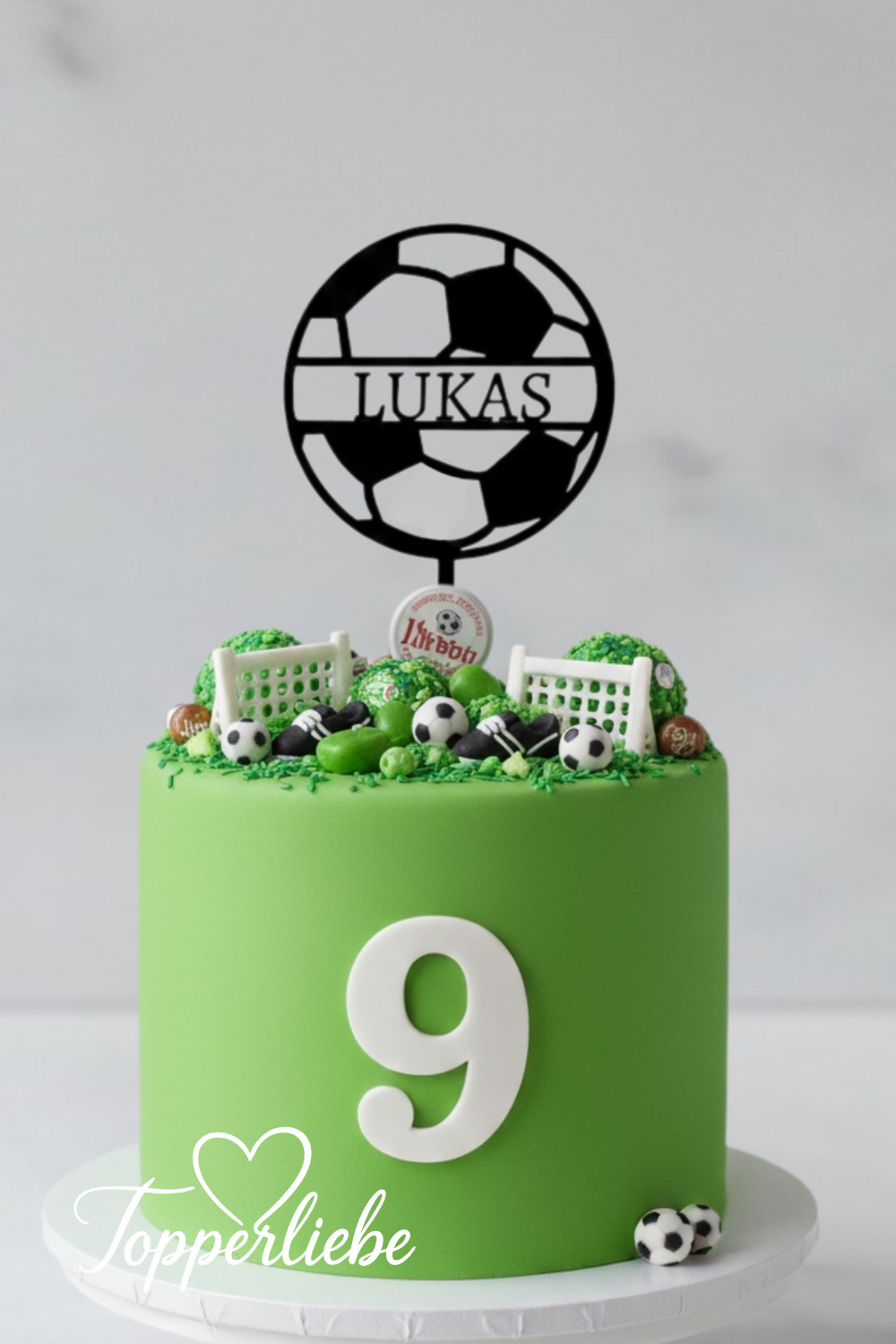Personalisierter Fußball Torten Topper mit Name auf Kindergeburtstagstorte
