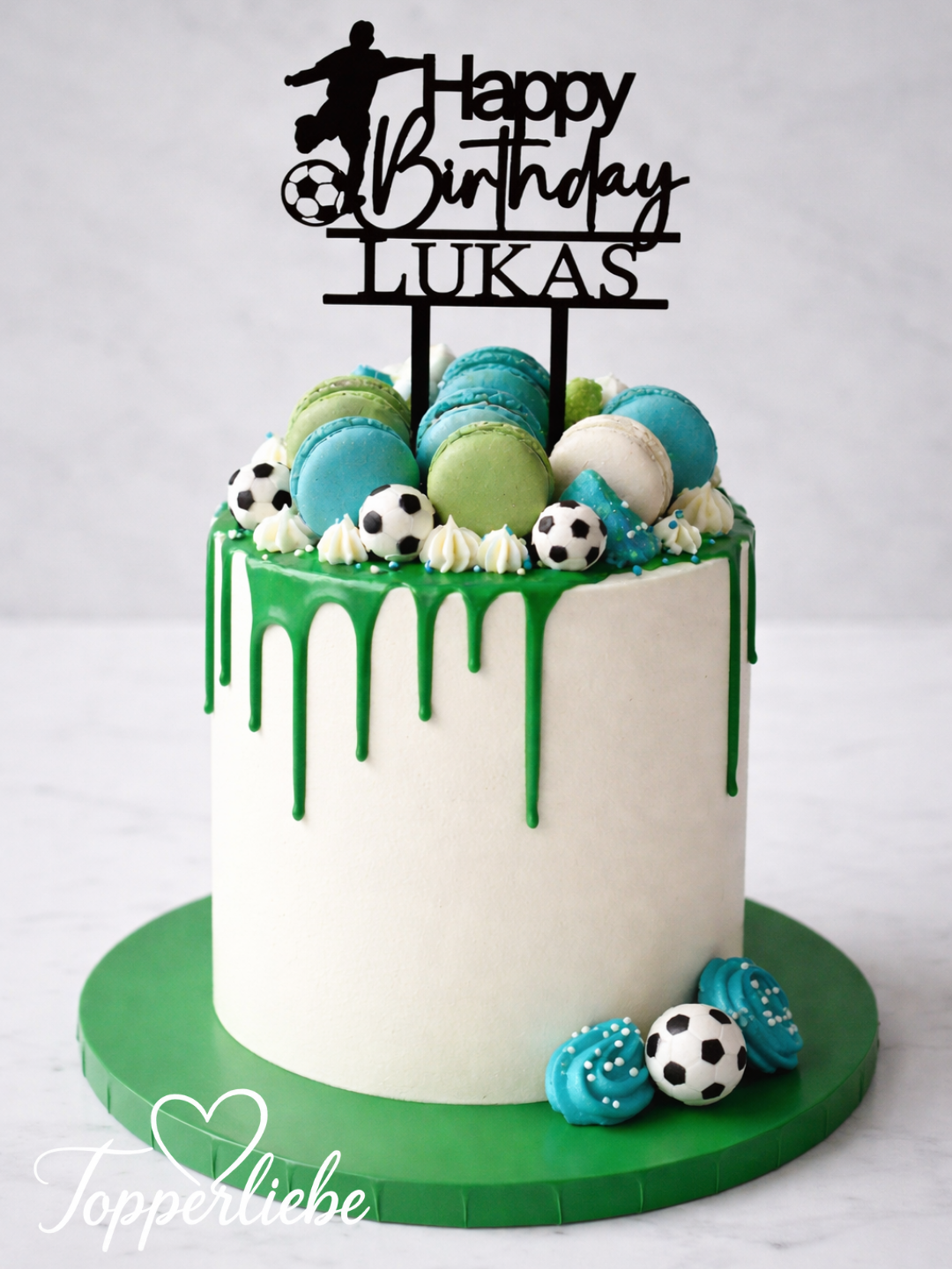 Personalisierter Fußball Cake Topper mit Name auf Geburtstagstorte mit grünem Drip Design
