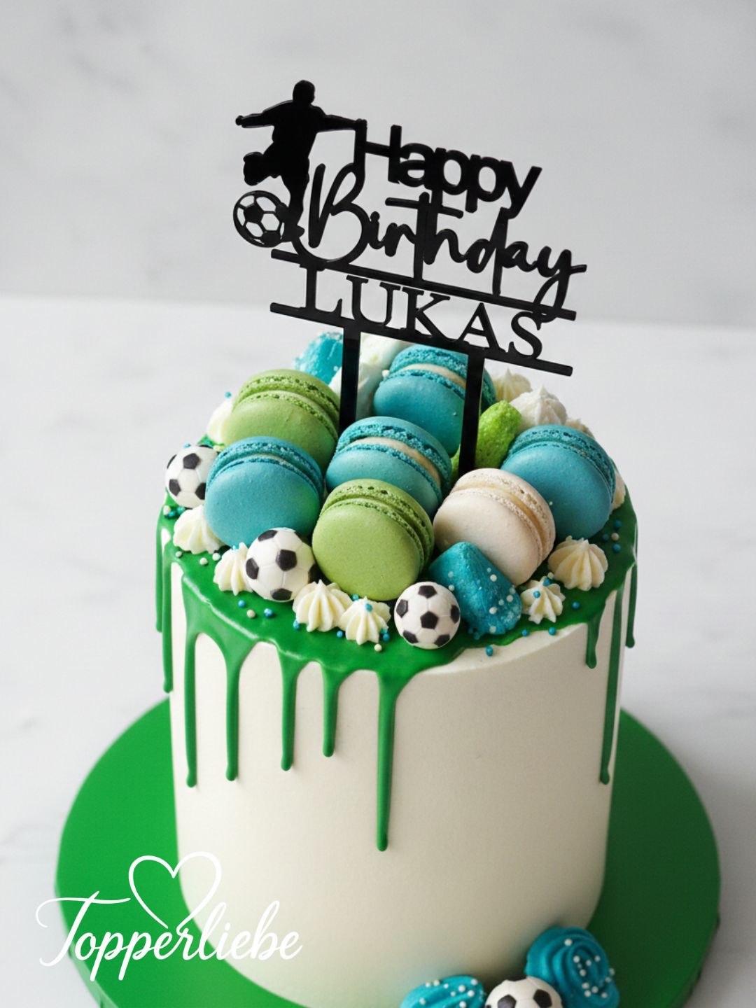 Fußball Cake Topper mit Namen auf hoher Geburtstagstorte, Seitenansicht