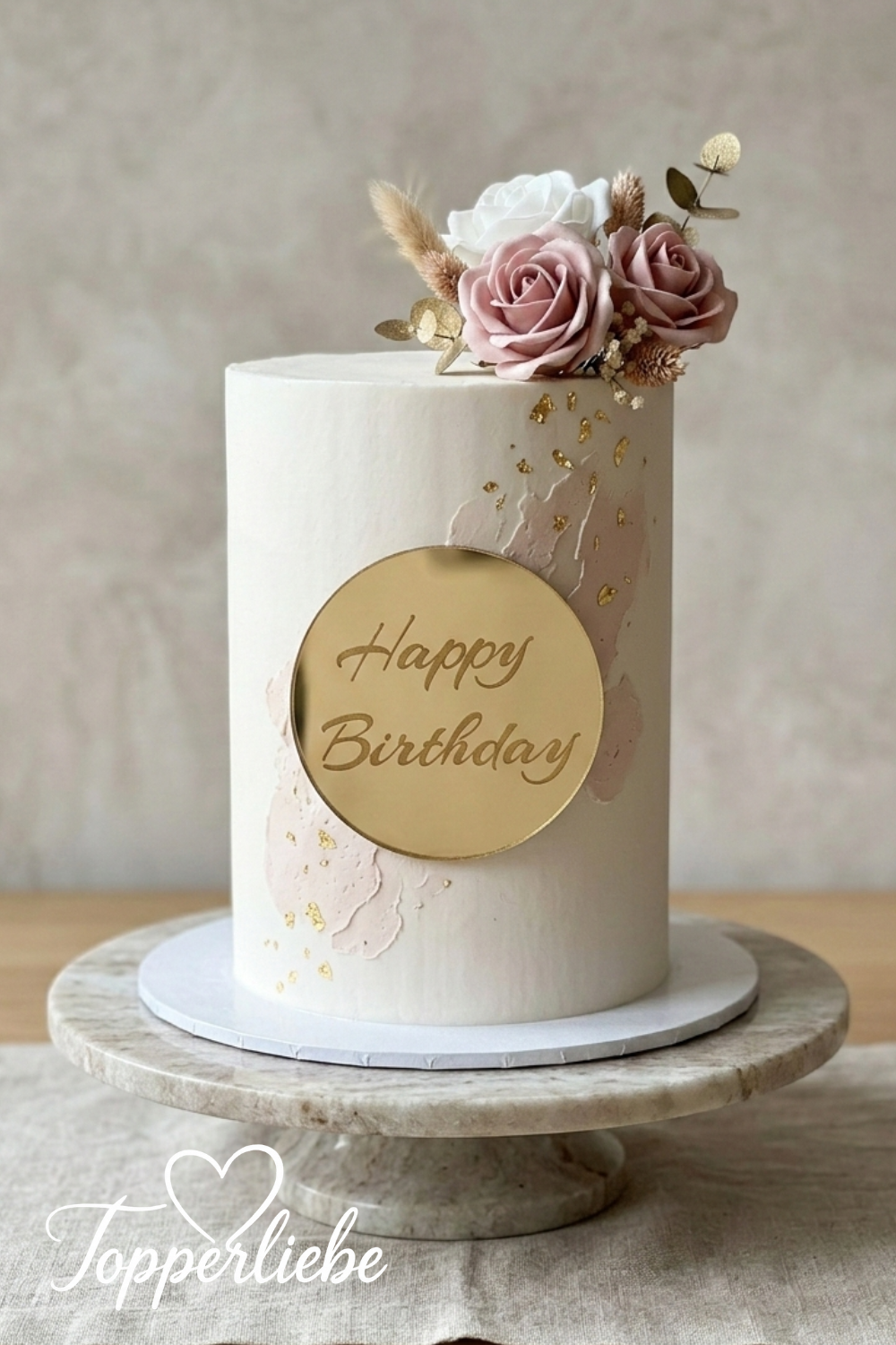 Happy Birthday Tortendekor aus goldenem Spiegelacryl auf moderner Geburtstagstorte mit rosa Blumen