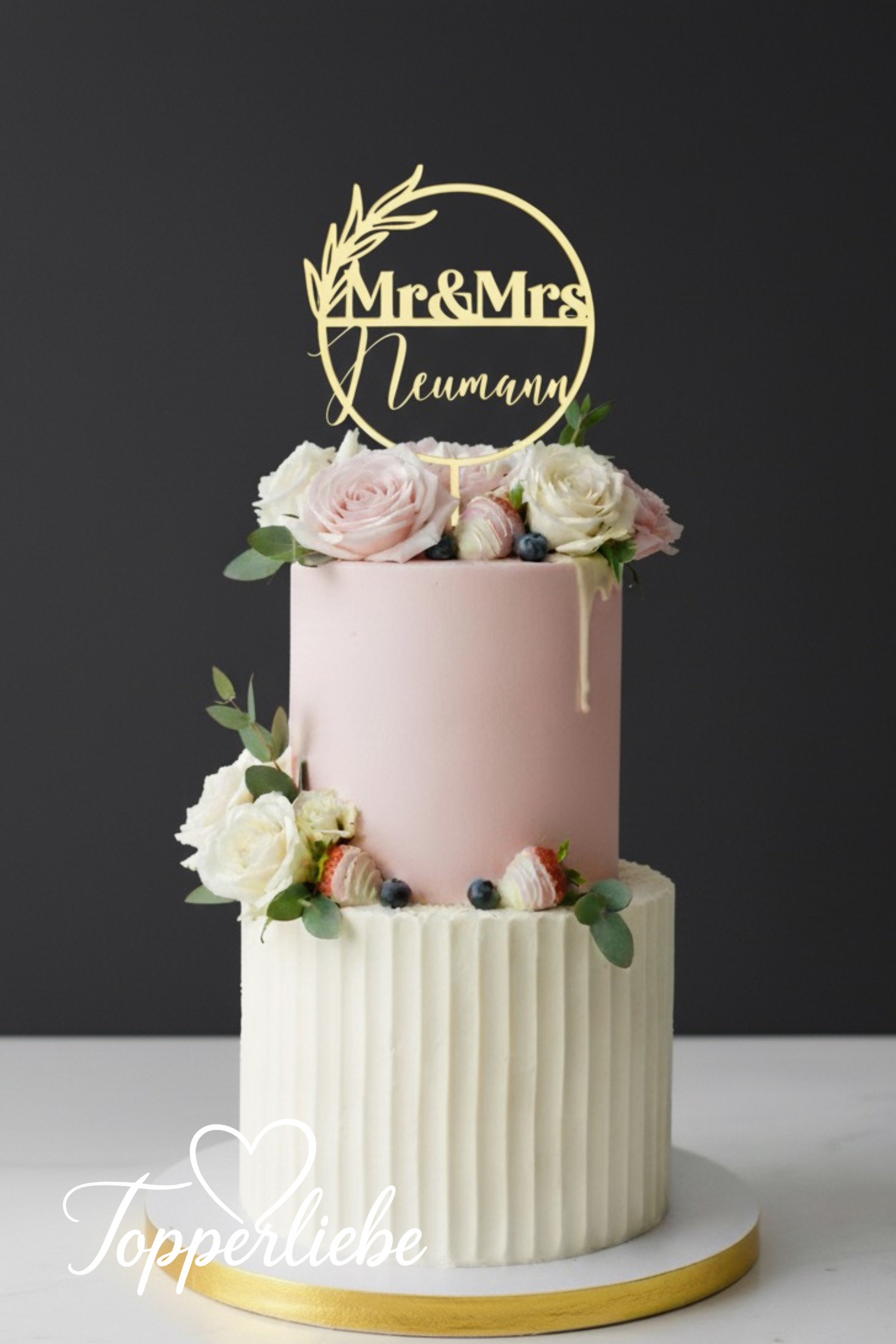 Personalisierter Hochzeit Topper Mr & Mrs mit Nachname aus Spiegelacryl Gold auf rosa-weißer Hochzeitstorte mit Blumen – Topperliebe Design