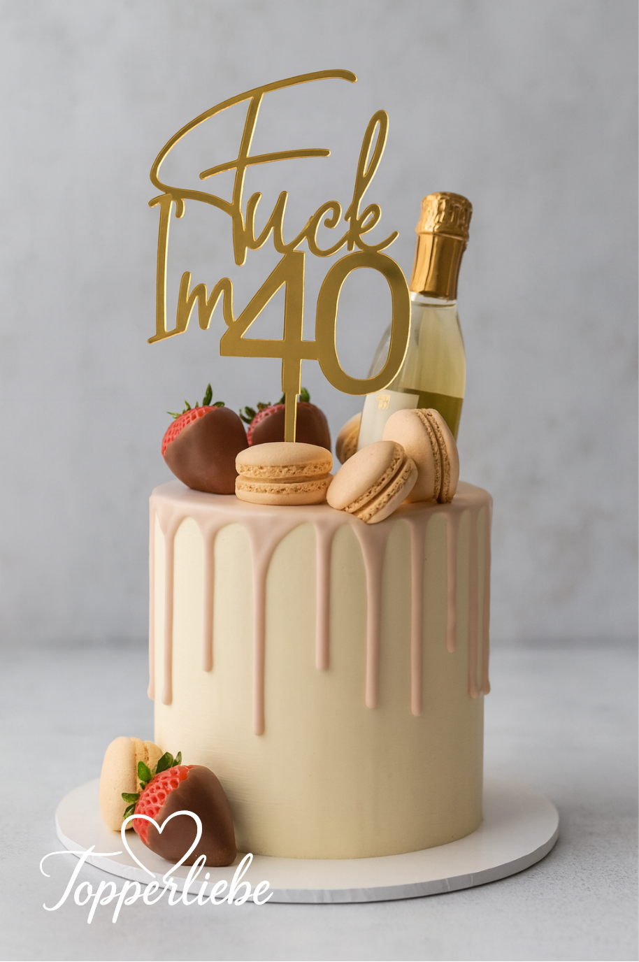 Heller Geburtstagskuchen mit goldenem Acryl-Torten-Topper „F*ck I’m 40“, dekoriert mit Makronen, Erdbeeren, Beeren, Feigen und kleinen Party-Accessoires – Produktfoto Topperliebe®.