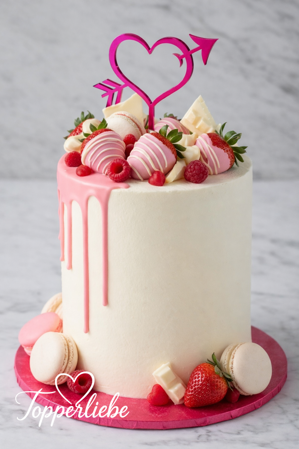 Valentinstag Topper in Herzform mit Pfeil auf romantischer Torte in Rosa