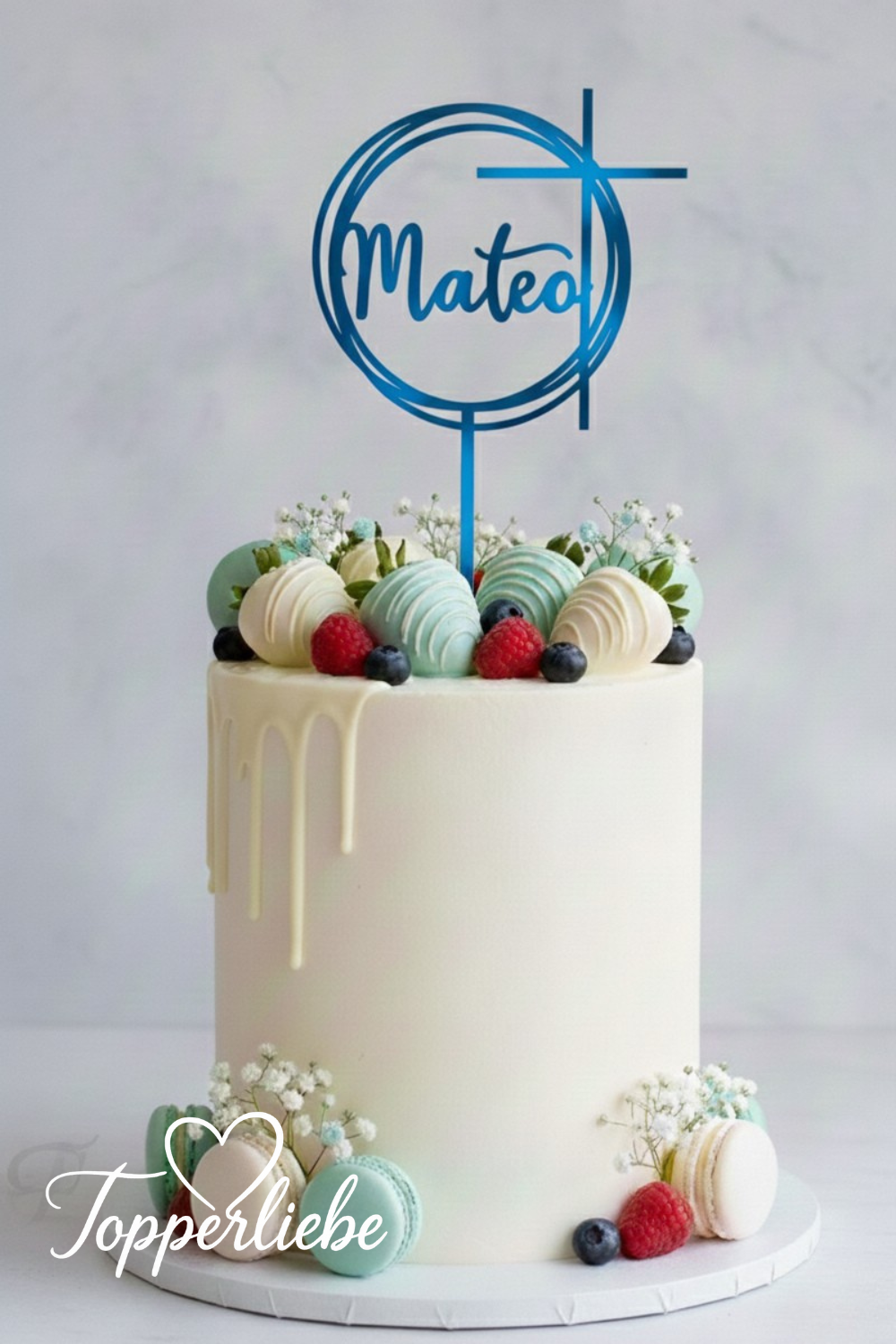 Blauer, personalisierter Cake Topper Mateo mit Kreuz zur Kommunion oder Taufe auf weißer Torte