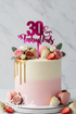 30 & Fabulous Topper auf rosa-weißer Drip Cake mit Erdbeeren, Feigen und Blumen – elegante Tortendeko zum 30. Geburtstag