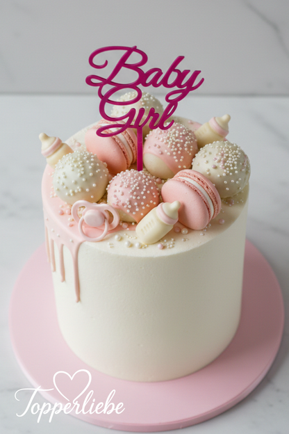 Baby Girl Cake Topper aus pinkem Acryl auf weißer Torte mit rosa Macarons und Drip, moderne Baby Shower Dekoration für Mädchen