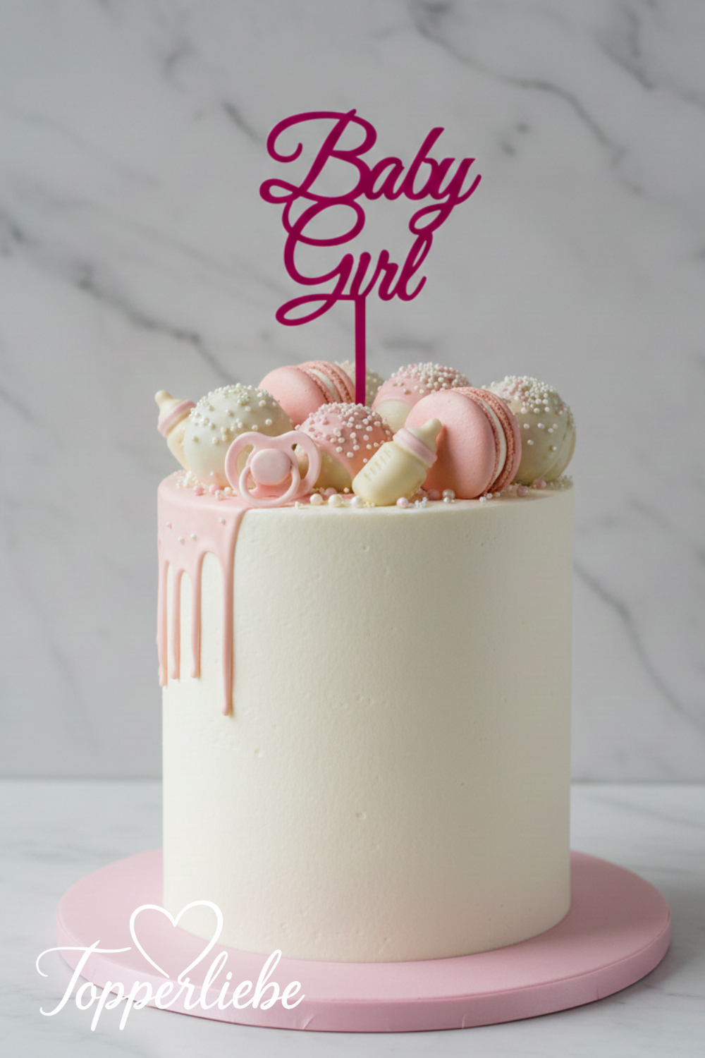 Cake Topper Baby Girl in kräftigem Pink auf eleganter Torte mit rosa Dekoration, stilvolle Tortendeko für Baby Shower oder Gender Reveal Mädchen