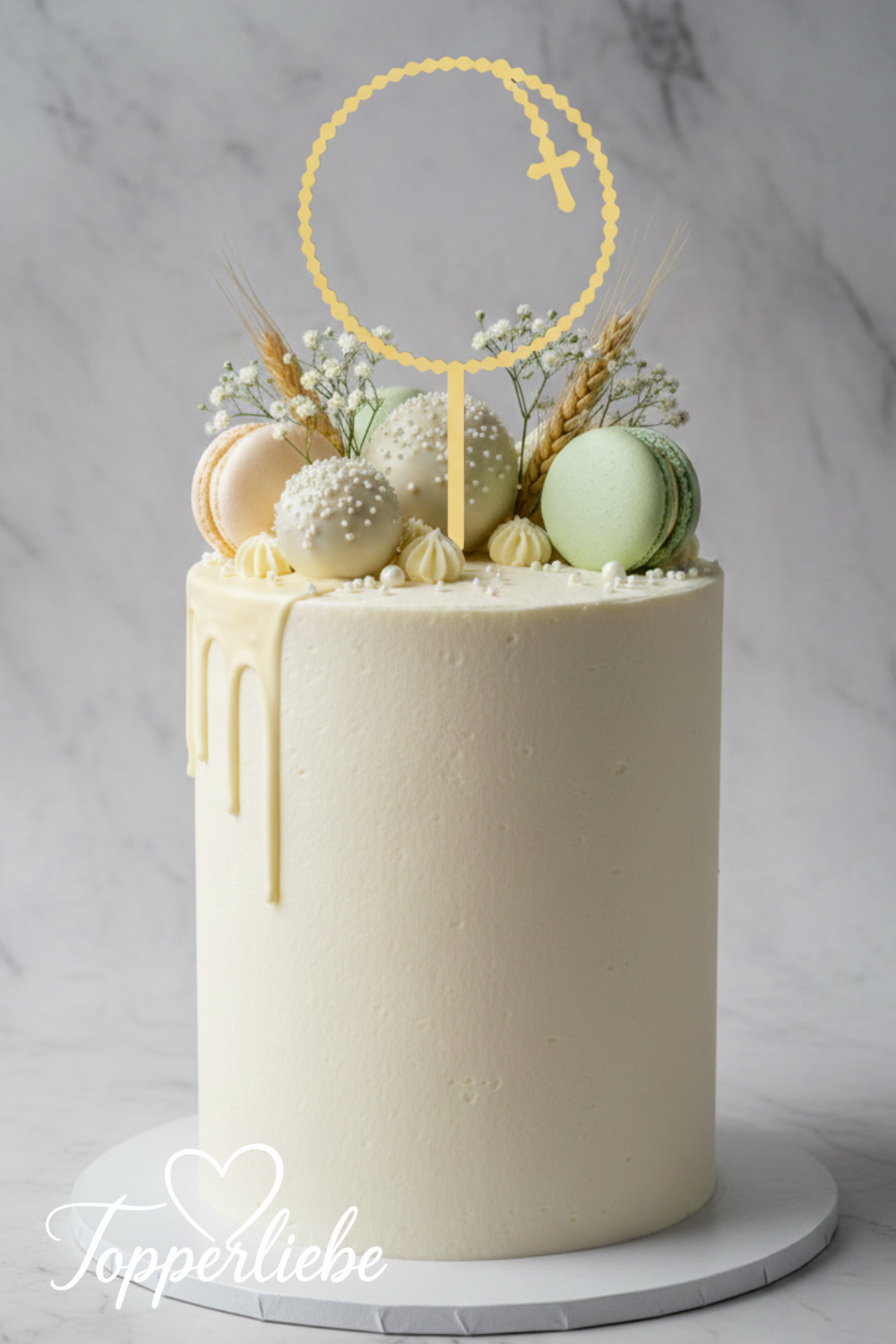 Cake Topper Rosenkranz mit Kreuz auf heller Kommuniontorte, christliche Tortendekoration in minimalistischem Stil