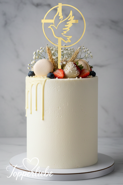Elegante Kommunionstorte mit goldenem Torten-Topper – Motiv Taube im Kreis mit Kreuz, dekoriert mit Macarons und Schleierblumen.
