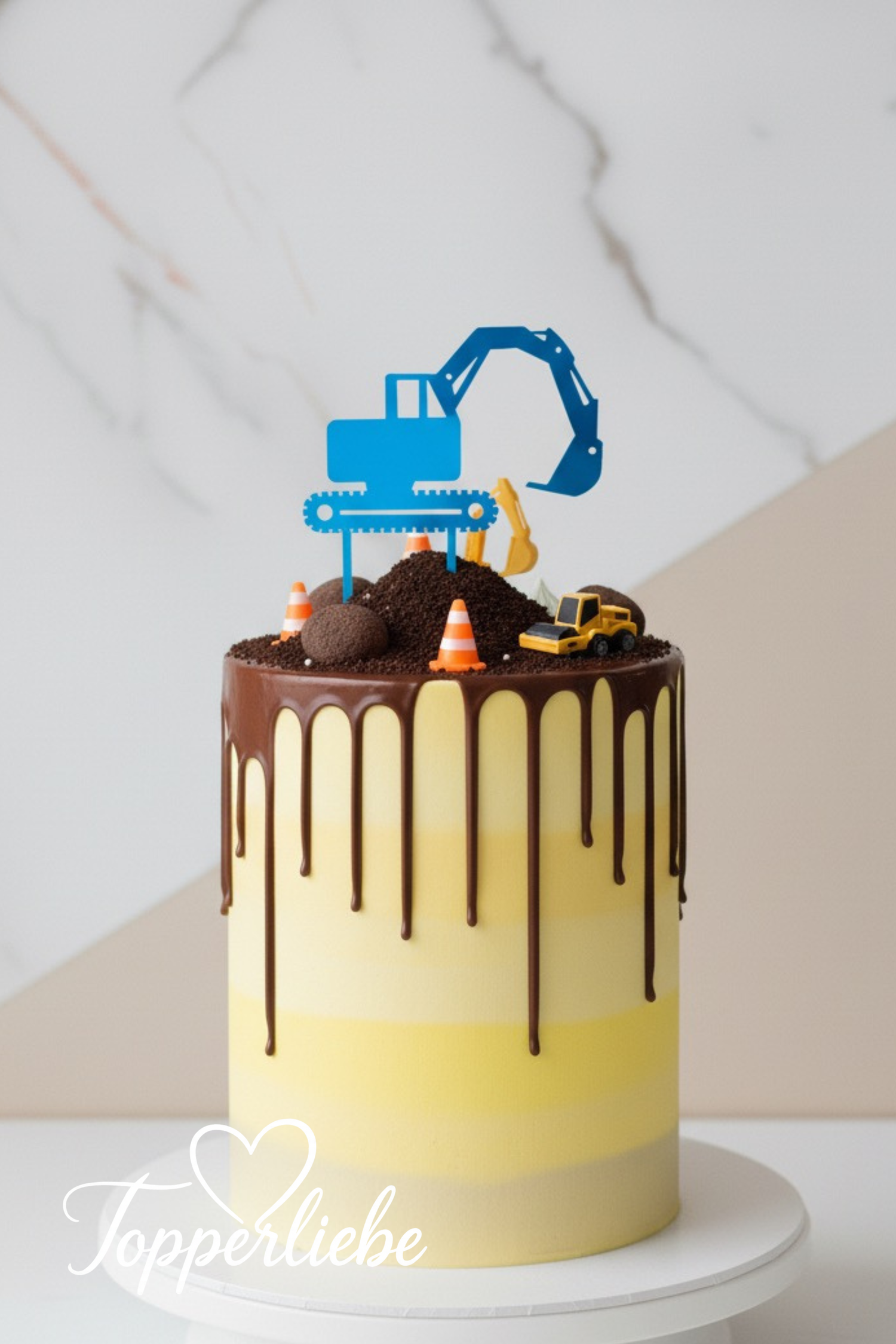 Bagger Topper auf gelb-brauner Drip Cake mit Baustellen-Deko – Tortendeko für Kindergeburtstag