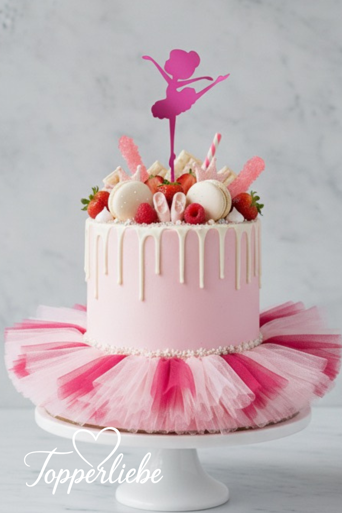 Ballerina Topper in Spiegelacryl Pink auf rosa Drip Cake mit Makronen, Beeren und Schleifendeko – Topperliebe Design