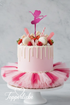 Ballerina Topper in Spiegelacryl Pink auf rosa Drip Cake mit Makronen, Beeren und Schleifendeko – Topperliebe Design