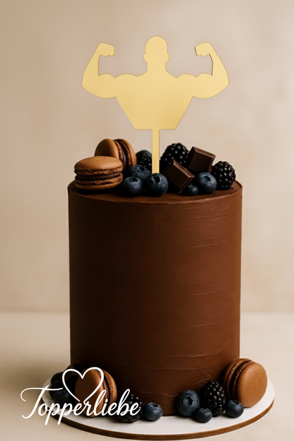 Bodybuilder Topper Variante 1 in Spiegelacryl Gold auf Schokoladenkuchen mit Beeren, Makronen und Schokodekor – Topperliebe Design