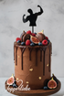 Bodybuilder Topper Variante 2 in Acryl Schwarz auf Schokoladen-Drip-Cake mit Feigen, Beeren und goldenen Akzenten – Topperliebe Design