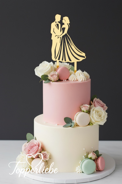 Hochzeit Topper mit Brautpaar-Motiv aus Spiegelacryl Gold auf rosa-weißer Torte mit Blumen und Macarons – romantisches Design von Topperliebe