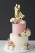 Hochzeit Topper mit Brautpaar-Motiv aus Spiegelacryl Gold auf rosa-weißer Torte mit Blumen und Macarons – romantisches Design von Topperliebe