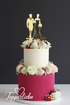 Brautpaar Torten Topper Motiv 1 auf zweistöckiger Hochzeitstorte mit Blumen und Beeren – elegante Hochzeitsdekoration von Topperliebe