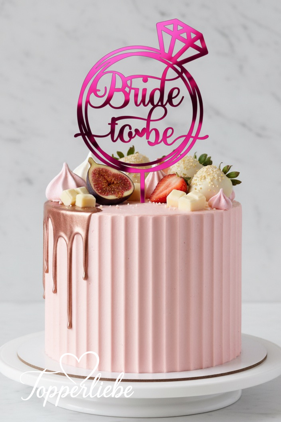 Bride to Be Ring Torten Topper auf rosa Drip Cake mit Früchten und Sahnedeko – elegante Hochzeitstorte von Topperliebe