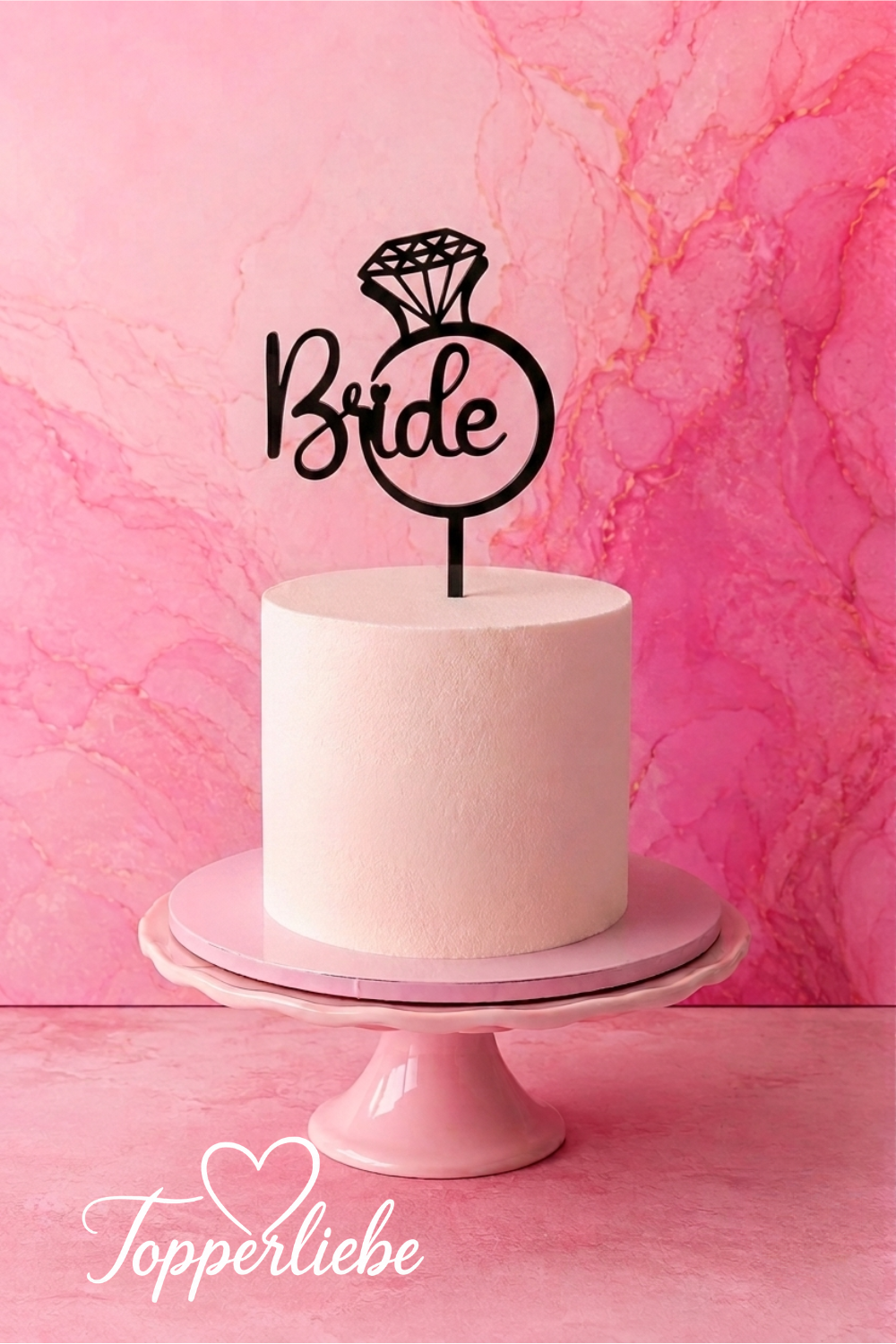 Eleganter Cake Topper „Bride“ mit Verlobungsring auf einer modernen Torte für Brautparty, Bridal Shower oder Junggesellinnenabschied.