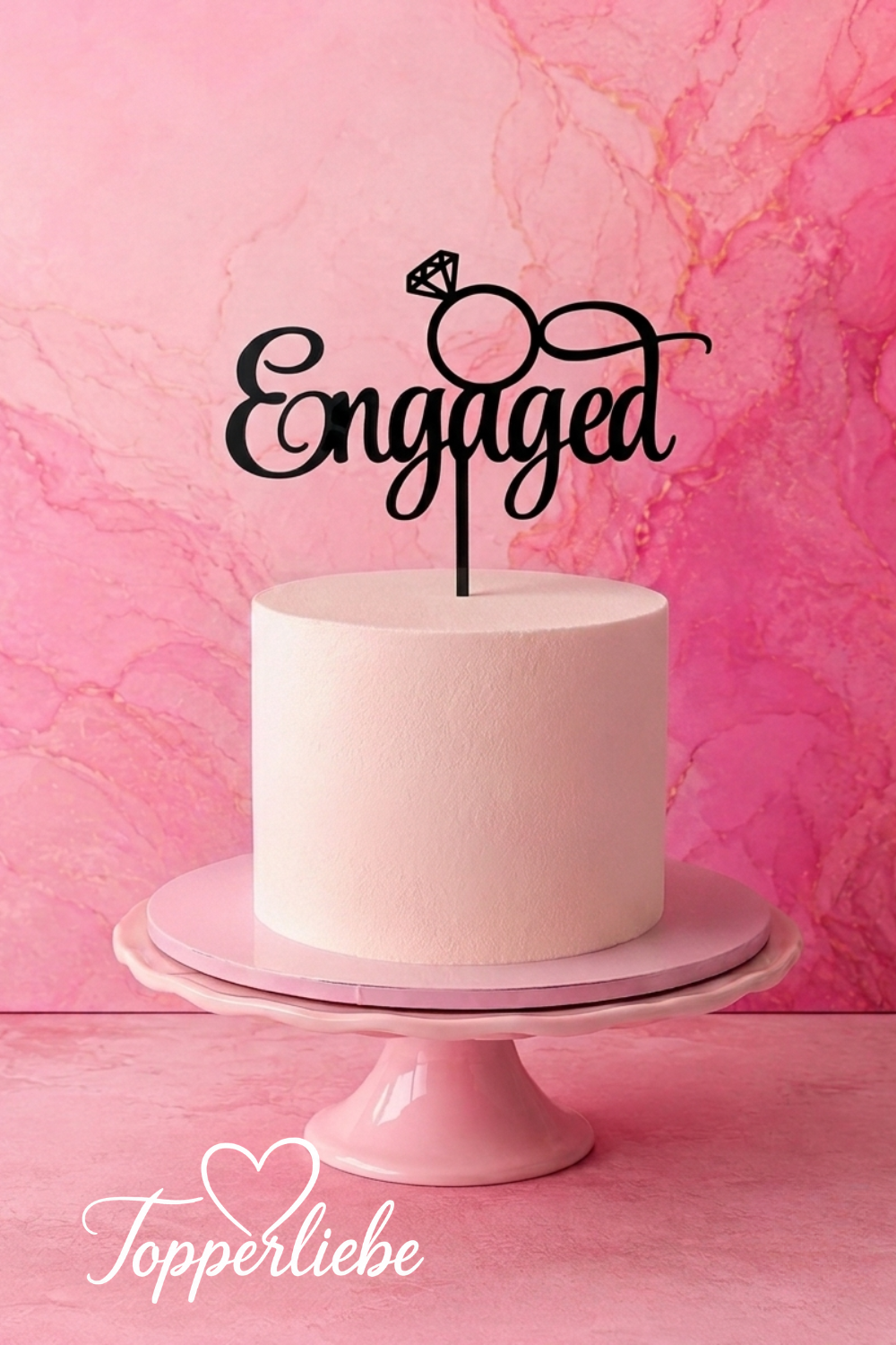 Eleganter Cake Topper „Engaged“ mit Verlobungsring auf einer modernen Verlobungstorte als stilvolle Tortendekoration für die Engagement Party