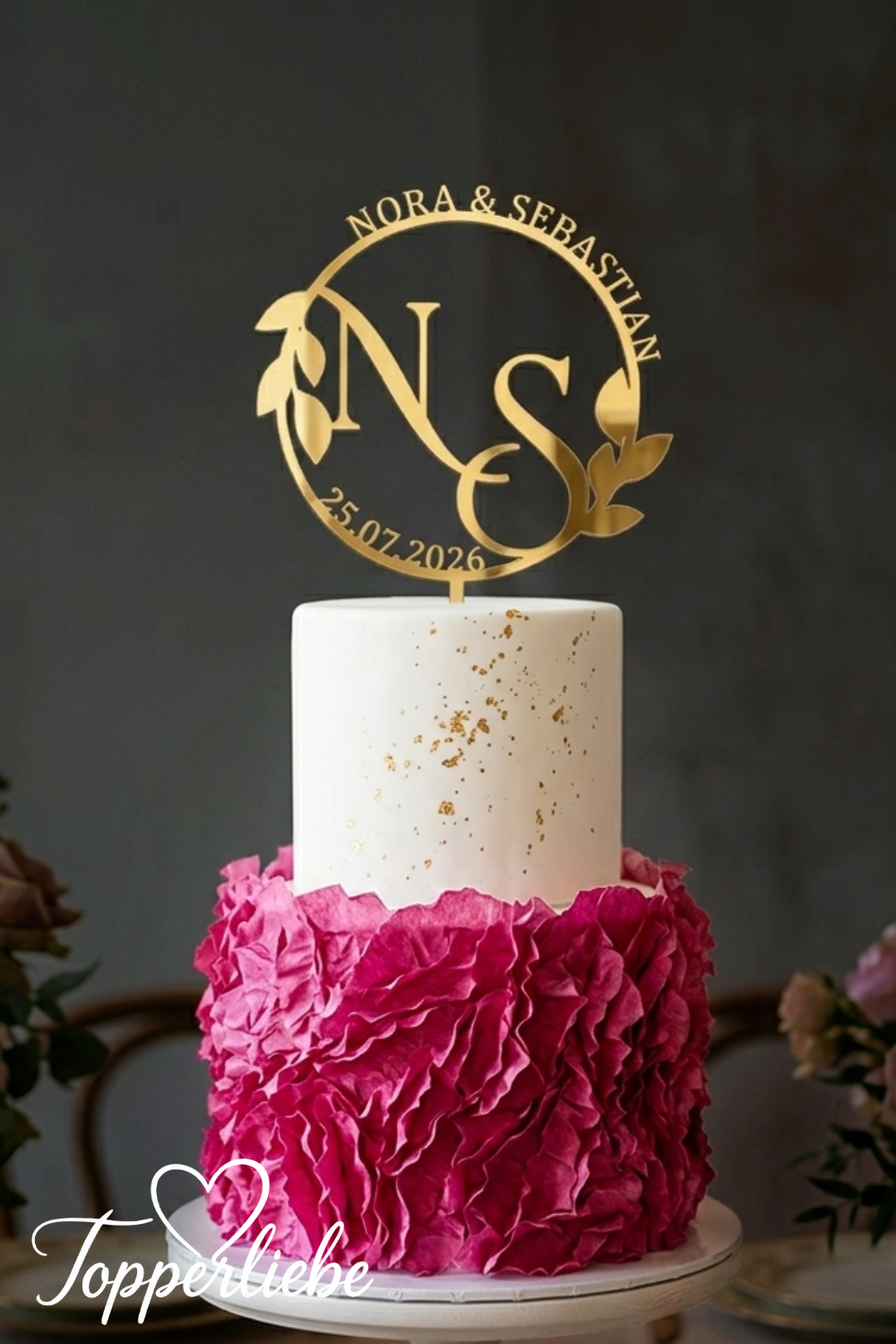 Personalisierter Cake Topper Hochzeit mit Monogramm im Kreis, Initialen, Namen und Datum aus goldenem Spiegelacryl auf einer eleganten Hochzeitstorte.