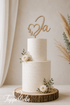 Minimalistischer Cake Topper Ja mit Herz und Blättern auf einer Hochzeitstorte – elegante Tortendekoration für moderne und Boho Hochzeiten.