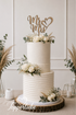 Cake Topper „Mr & Mrs“ mit Herz auf einer eleganten Hochzeitstorte – moderne Tortendekoration für die Hochzeit.