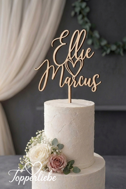 Moderner Cake Topper mit individuellen Namen und Herz als Tortendekoration für Hochzeit und Verlobung.