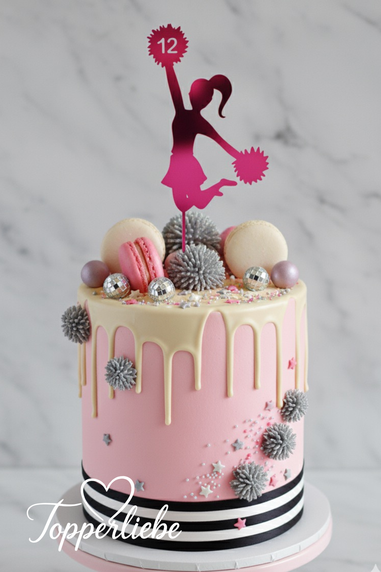 Cheerleaderin Torten Topper mit Zahl im Pompon – personalisiert, in Spiegelacryl Pink, auf modernem Drip Cake – Topperliebe