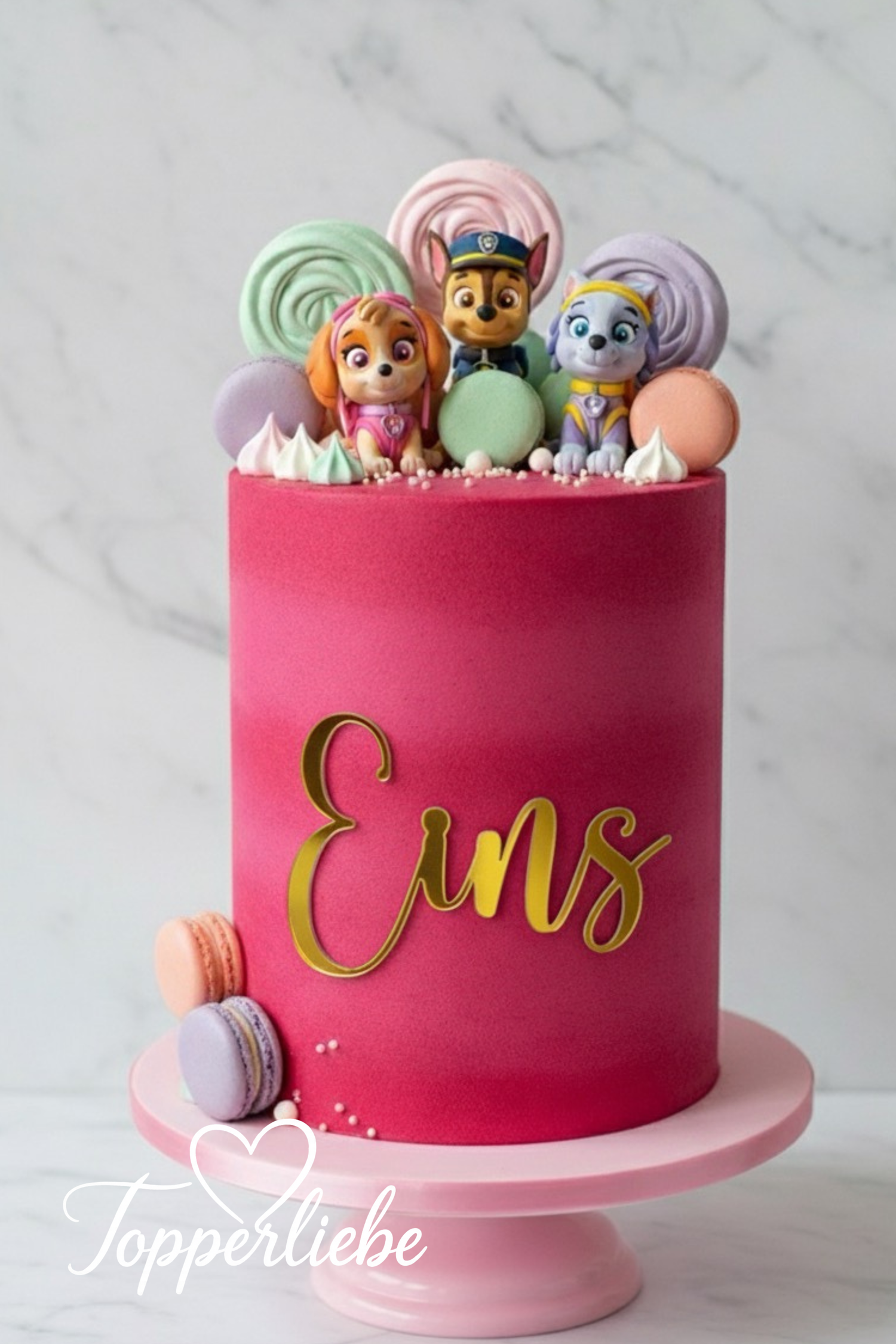 Dekor „Eins“ in Spiegelacryl Gold – seitliche Tortendeko auf pinkem Kindergeburtstagskuchen mit Makronen – Topperliebe