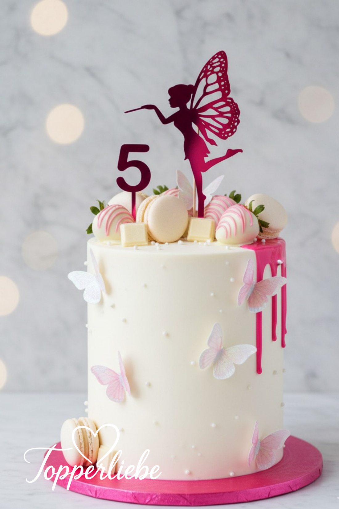 Fee Topper Motiv 1 in Pink auf weißer Torte mit Schmetterlingen – märchenhafte Tortendeko von Topperliebe