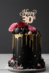 Happy 30th Topper auf schwarzer Drip Cake mit goldenen Details, Rosen und Beeren – elegante Tortendeko zum 30. Geburtstag