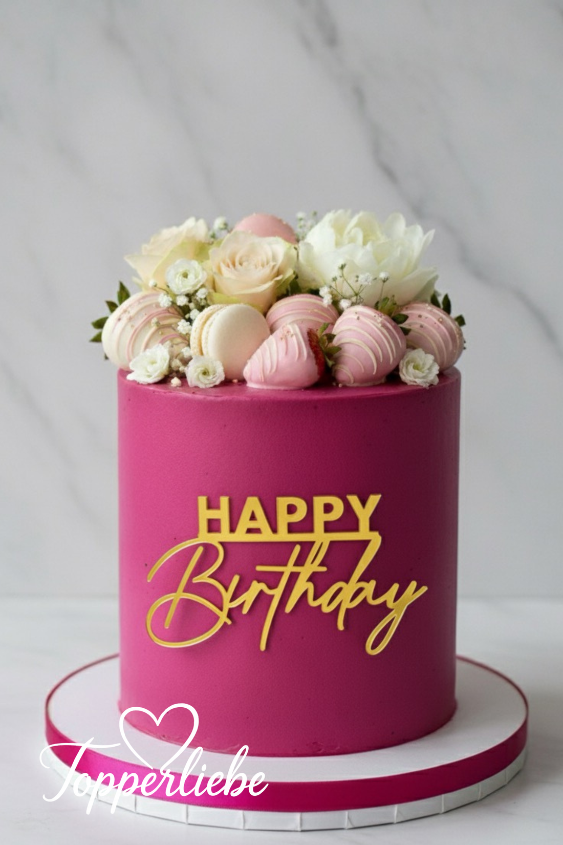 Happy Birthday Dekor Motiv 1 in Spiegelacryl Gold auf pinkem Kuchen mit Blumen und Makronen – Topperliebe Design
