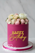 Happy Birthday Dekor Motiv 1 in Spiegelacryl Gold auf pinkem Kuchen mit Blumen und Makronen – Topperliebe Design