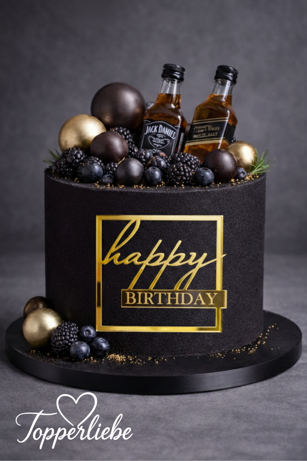 Goldenes quadratisches Happy Birthday Seitendekor auf schwarzer Geburtstagstorte