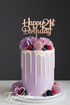 Happy 21st Birthday Topper auf lila Drip Cake mit Blumen und Macarons – elegante Tortendeko zum 21. Geburtstag