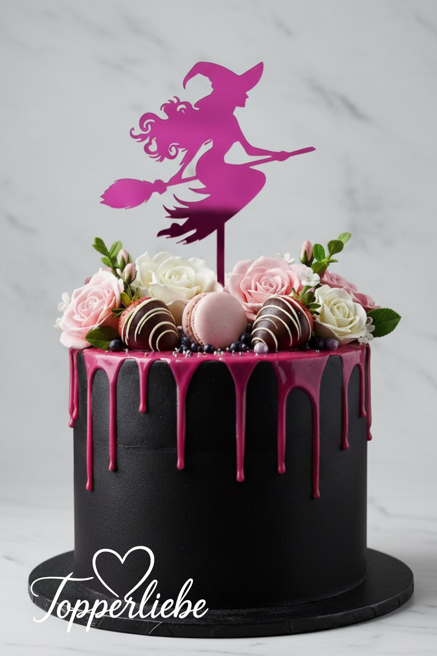 Topper mit Hexe auf Besen in Pink auf schwarzer Torte mit Blumen – stilvolle Tortendeko von Topperliebe