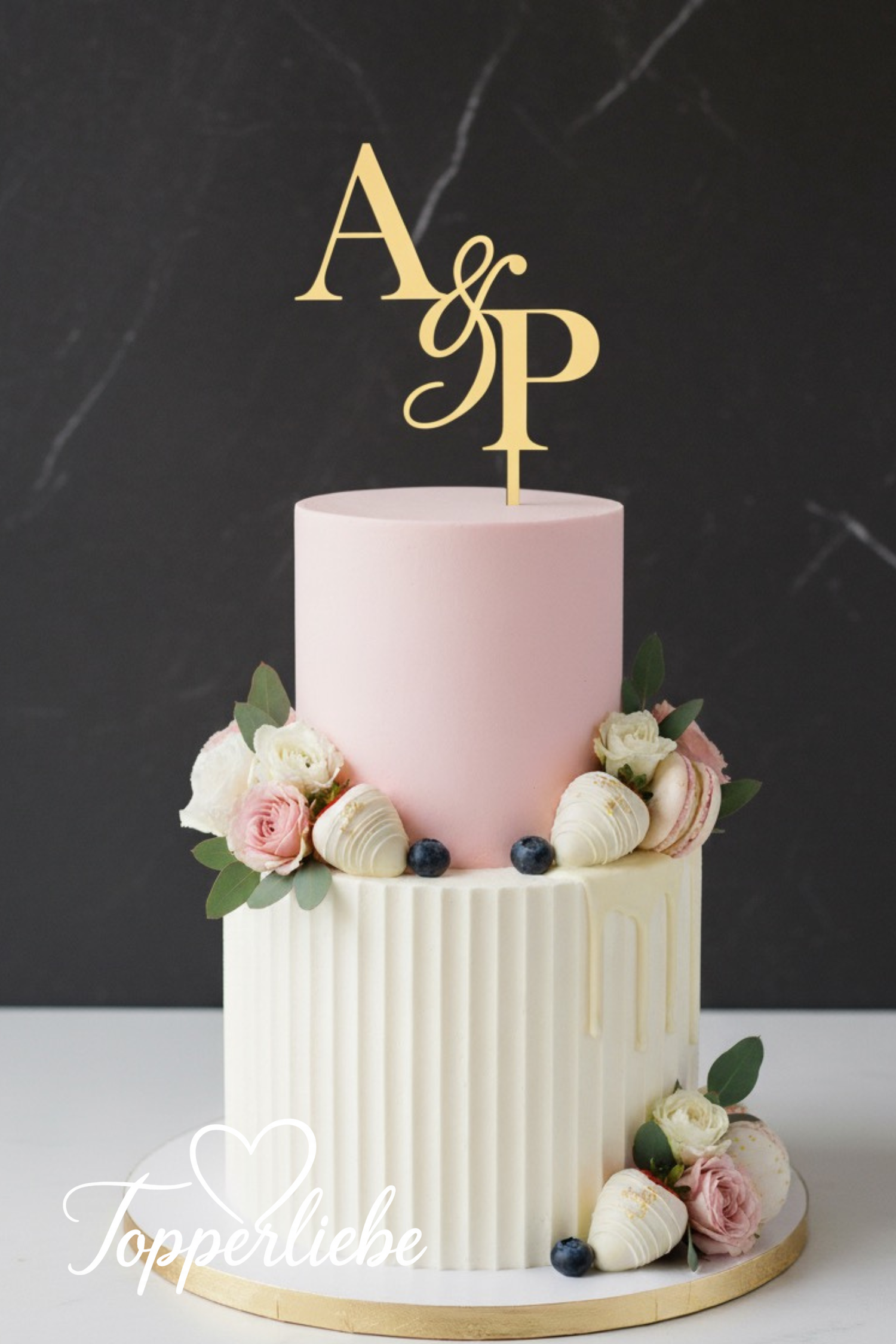 Initialen Topper Motiv 1 mit Buchstaben A &amp; P auf rosa-weißer Hochzeitstorte – elegante Tortendeko mit klassischen Buchstaben