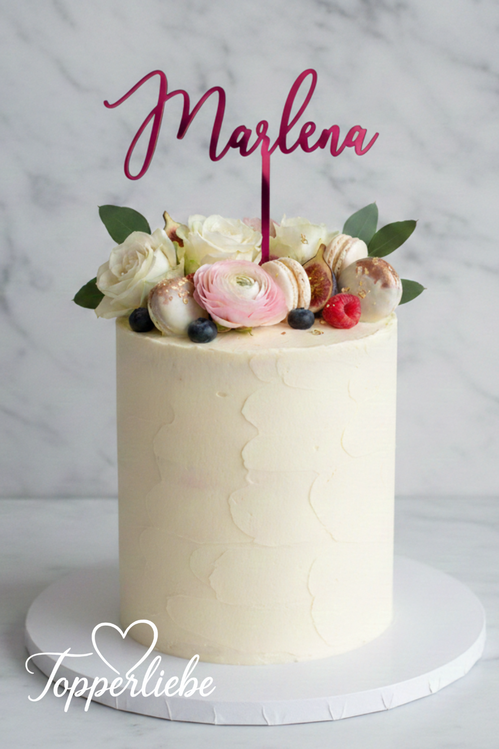Personalisierter Cake Topper mit Name in eleganter Schrift auf moderner Geburtstagstorte