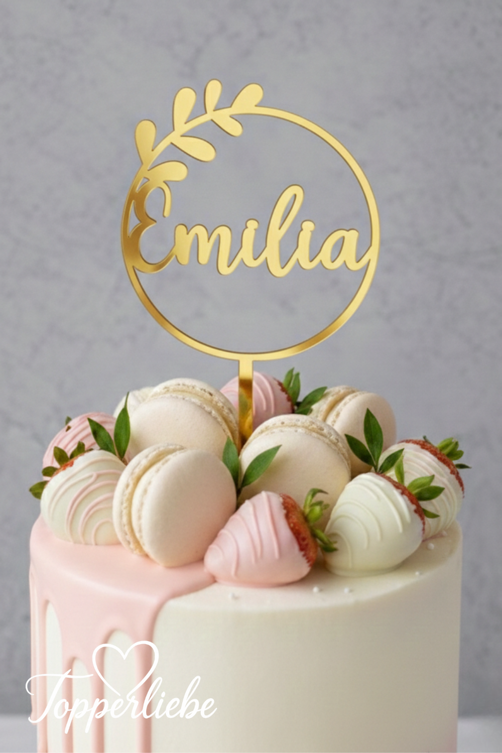 Eleganter Cake Topper mit Name im Kreis mit Blättern als Tortendekoration