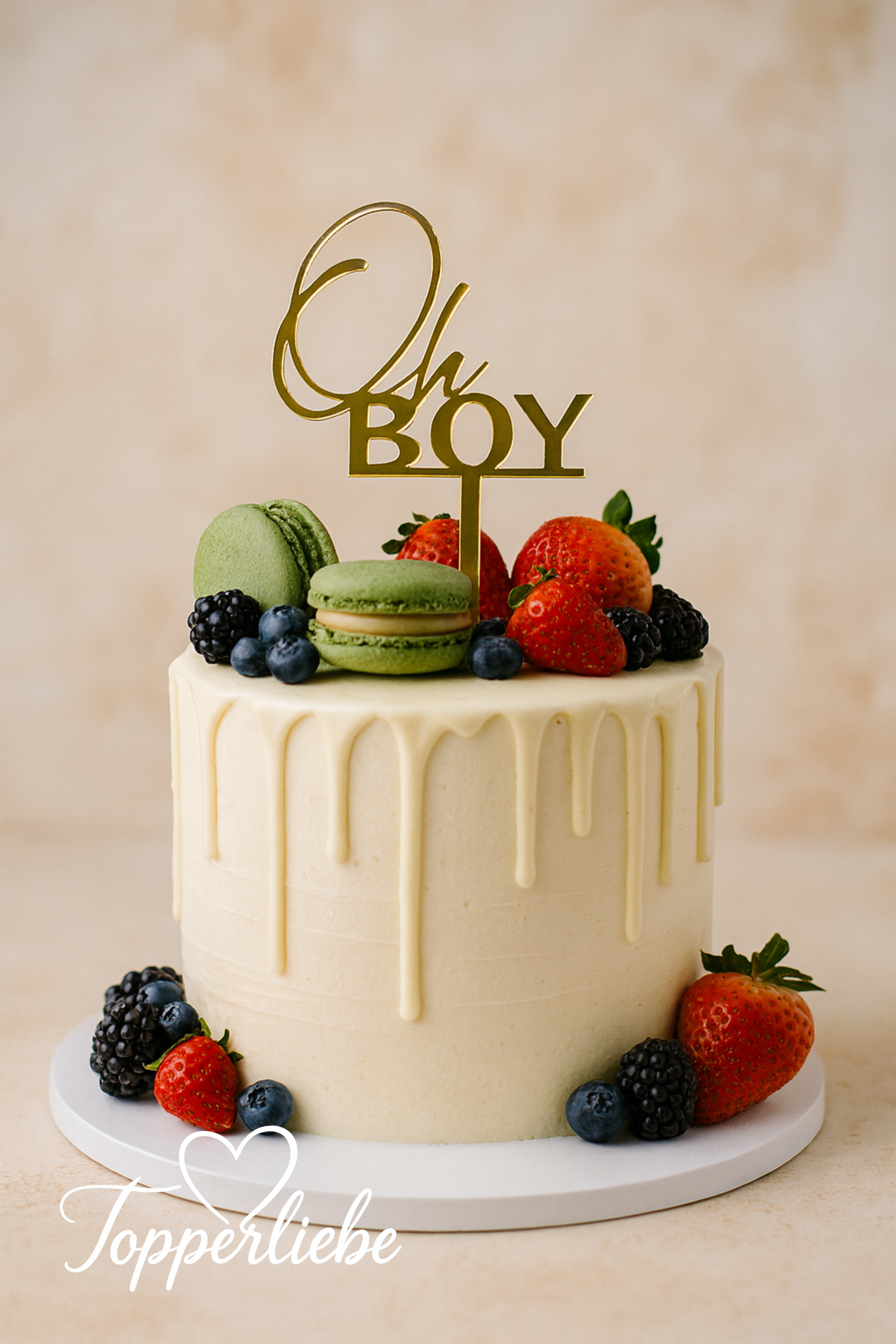 Torten Topper Oh Boy Variante 1 in Spiegelacryl Gold auf pastellfarbenem Kuchen mit Erdbeeren und Makronen – Topperliebe