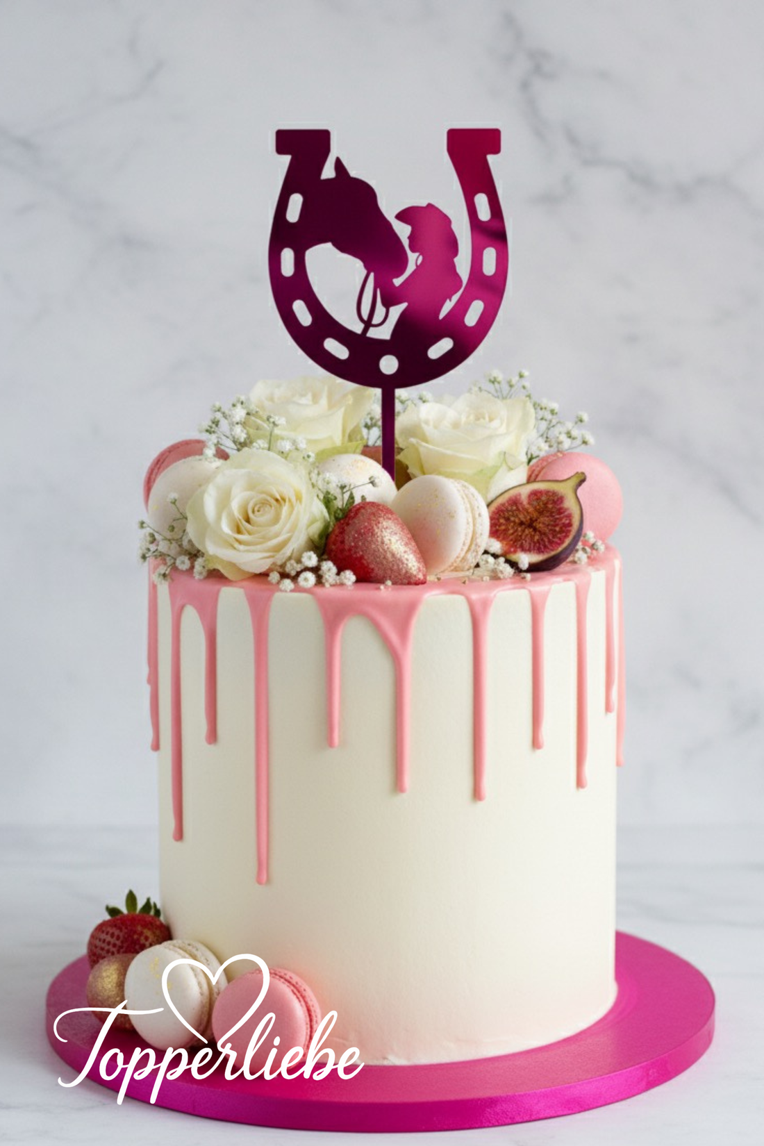 Pferd mit Frau im Hufeisen – rosa Spiegelacryl Topper auf weißem Drip Cake mit Blumen und Früchten, Topperliebe Design