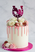 Pferd mit Frau im Hufeisen – rosa Spiegelacryl Topper auf weißem Drip Cake mit Blumen und Früchten, Topperliebe Design