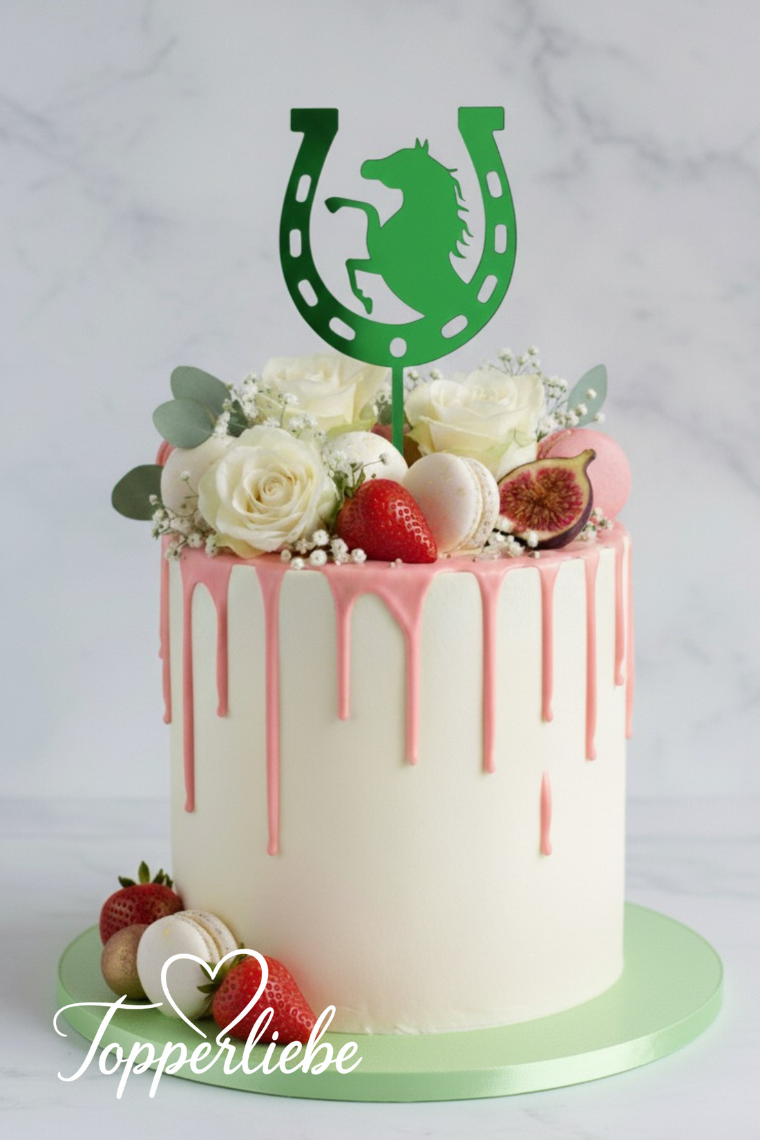 Pferd mit Hufeisen Topper in Acryl Grün auf weiß-rosafarbenem Drip Cake mit Blumen und Früchten – Topperliebe Design