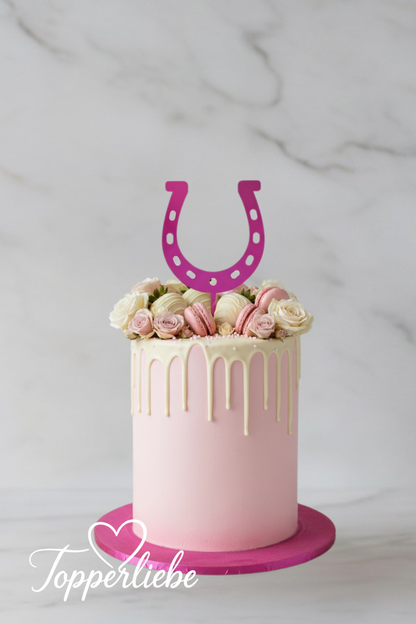 Torten Topper in Hufeisenform – pinkfarbener Glücksbringer Cake Topper auf rosa Drip Cake mit Blumen und Makronen, Design von Topperliebe
